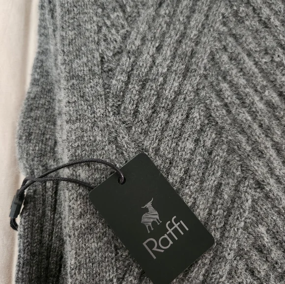 100% Pure Cashmere Raffi scarf - Picture 5 of 5